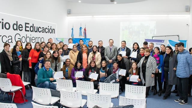 En el salón auditorio del Ministerio de Educación se realizó la entrega de semillas, sistemas de riego y certificados a las escuelas que participaron en la capacitación "Huertas Agroecológicas Escolares: Fuente de Saber".