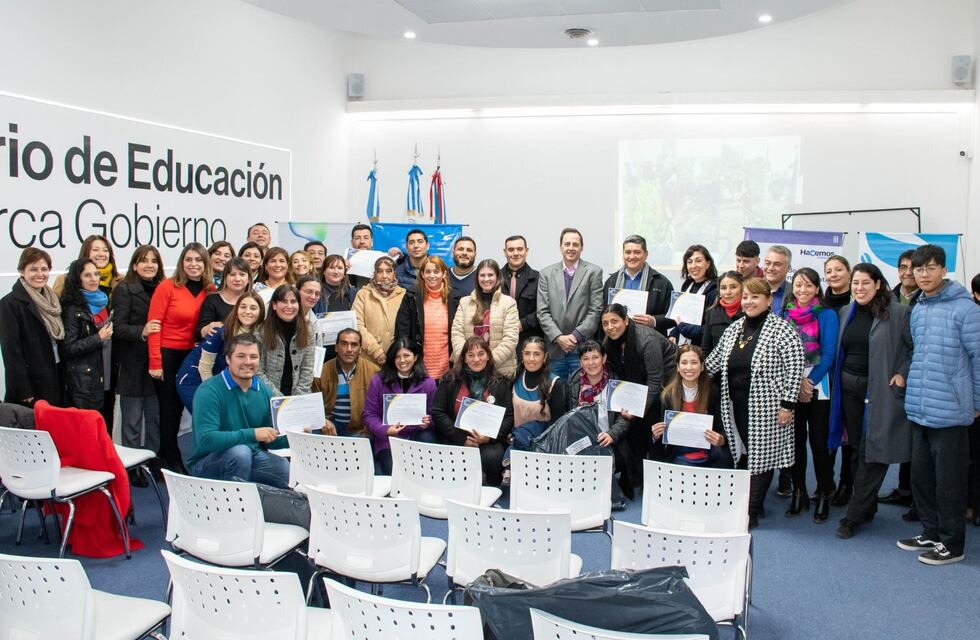 Entrega de insumos a escuelas en el plan “Huertas Agroecológicas Escolares: Fuente de Saber”