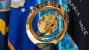 El trofeo del Mundial de Clubes de FIFA se exhibe en el Salón Oval de la Casa Blanca, miércoles 7 mayo, 2025, en Washington. (AP Foto/Mark Schiefelbein)