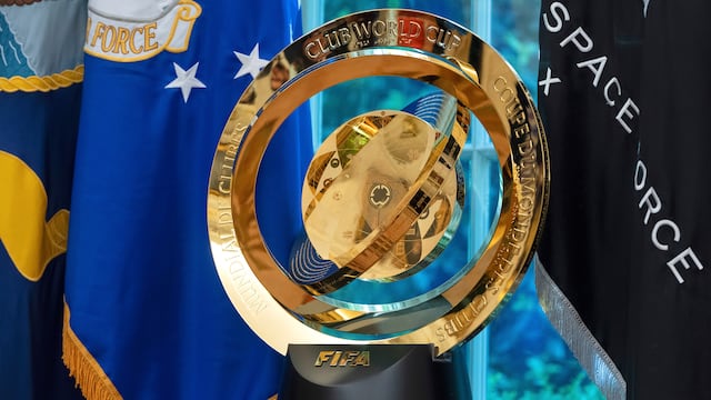 El trofeo del Mundial de Clubes de FIFA se exhibe en el Salón Oval de la Casa Blanca, miércoles 7 mayo, 2025, en Washington. (AP Foto/Mark Schiefelbein)