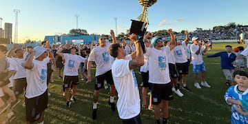 Festejos de los jugadores de Estudiantes de Rio Cuarto por el ascenso a la Primera División del Fútbol Argentino en la cancha de Rio Cuarto.