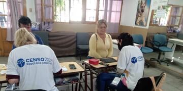 Ayudan a los vecinos a completar el Censo de manera digital en San Rafael.