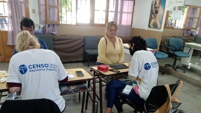 Ayudan a los vecinos a completar el Censo de manera digital en San Rafael.