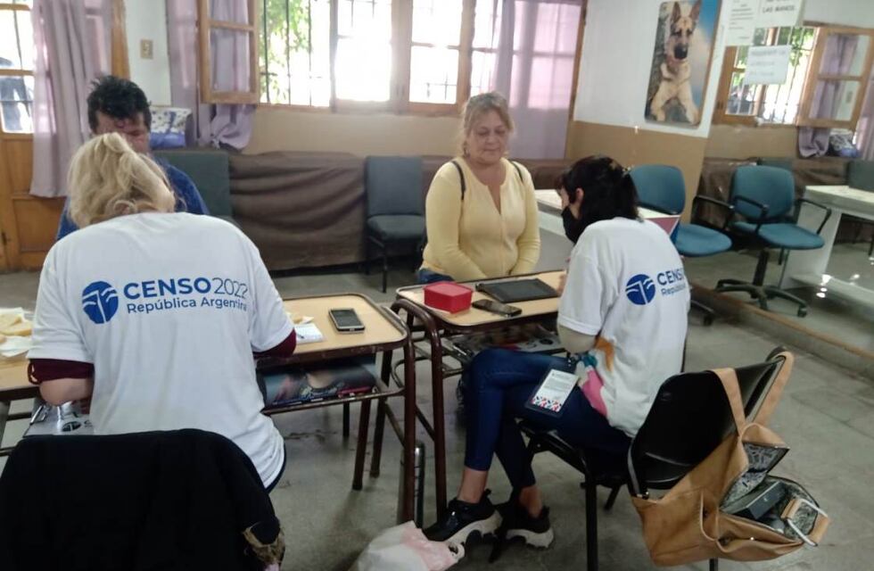 Operativo en barrios y distritos para ayudar a los vecinos a completar el Censo 2022 de manera virtual