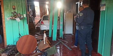 Una mujer despistó con su automóvil y terminó dentro de una vivienda.