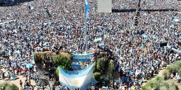 Miles de hinchas aguardan en el Obelisco a los campeones del mundo. (Clarín)