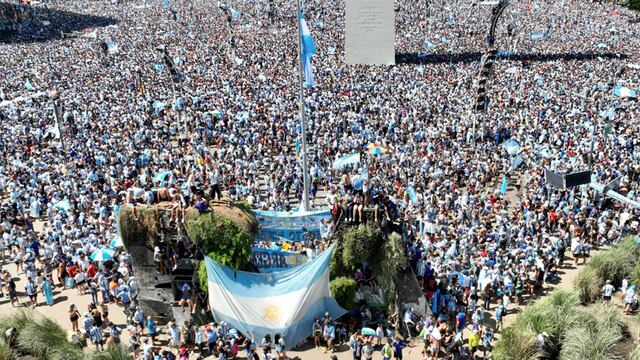 Miles de hinchas aguardan en el Obelisco a los campeones del mundo. (Clarín)
