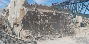 El hombre terminó aplastado por la estructura desplomada. (Policía)