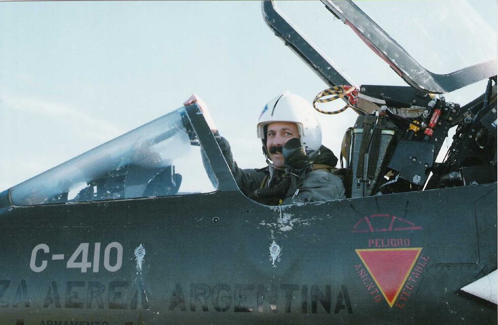 Un avión de la Fuerza Aérea de Tandil sobrevoló la 9 de Julio en medio de los festejos de Argentina campeón