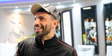 El Kun Agüero aterrizó en Ezeiza y piensa en la Selección.