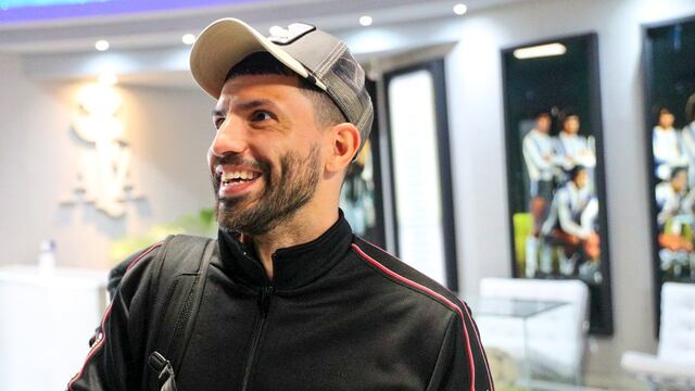 El Kun Agüero aterrizó en Ezeiza y piensa en la Selección.