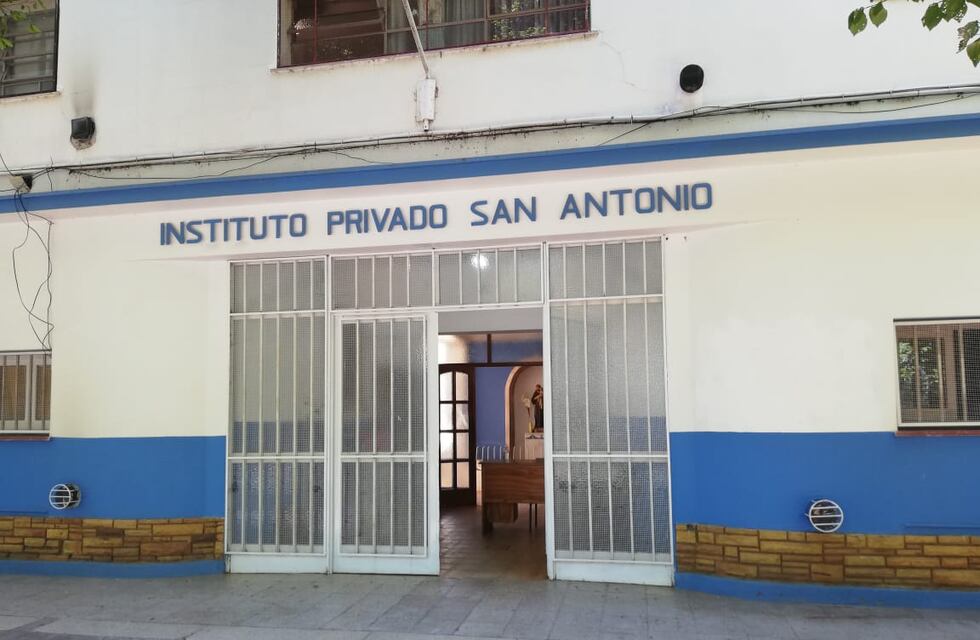 Como si nada, entraron por la puerte del frente y robaron en el colegio San Antonio