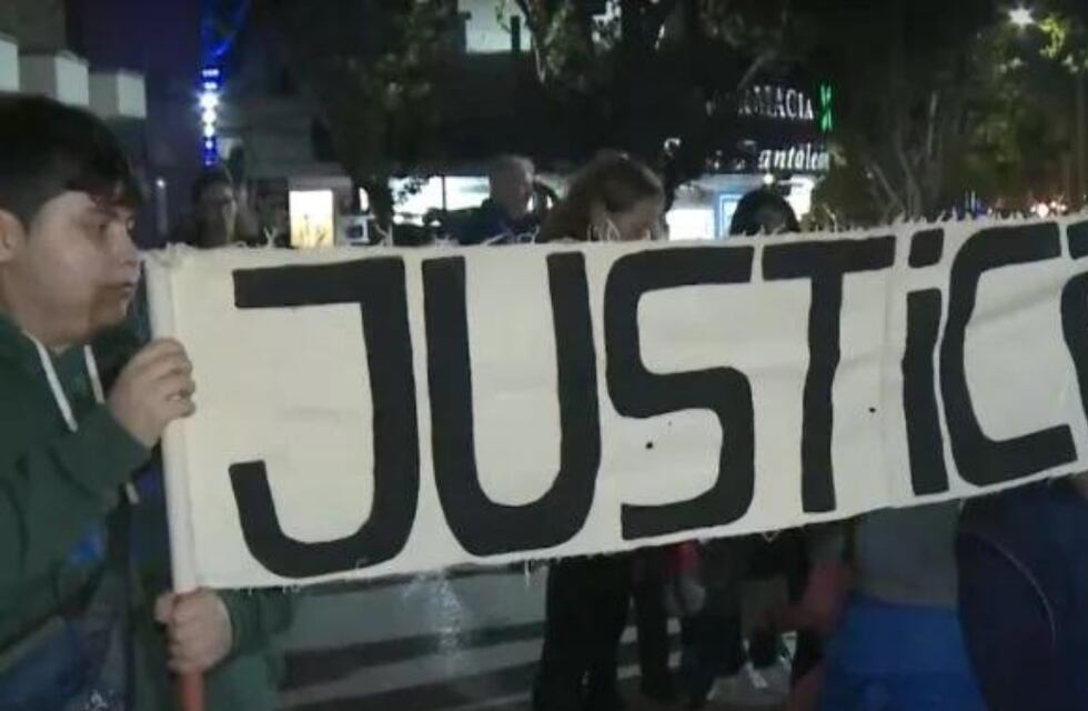 Tras la acusación de abuso sexual, estudiantes y padres del Colegio Luján de San Juan se manifestaron para exigir justicia