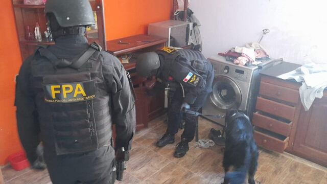 Un perro de la fuerza encontró paquetes de cocaína escondidos en el horno de la casa.