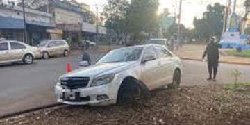 Circulaba ebrio en un auto importado, chocó y se negó a hacer el test de alcoholemia.