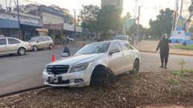 Circulaba ebrio en un auto importado, chocó y se negó a hacer el test de alcoholemia.