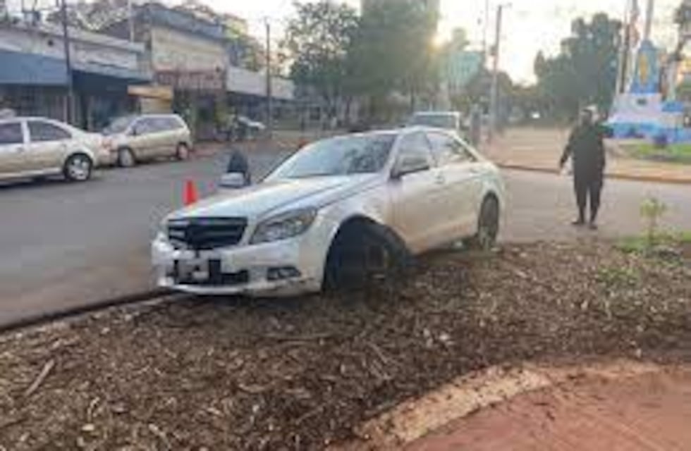 Circulaba ebrio en un auto importado, chocó y se negó a hacer el test de alcoholemia