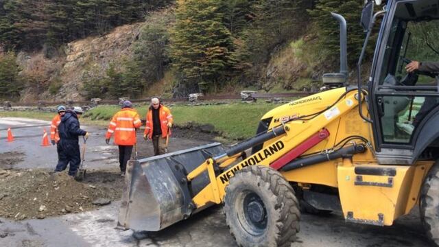 Se realizan trabajos viales en el camino al Glaciar.