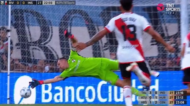Armani se estira para sacarle el gol a Graciani en River - Instituto