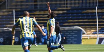 Lucas Gamba anotó tres goles y fue la gran figura canalla. (Prensa Central)
