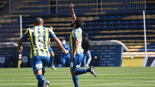 Lucas Gamba anotó tres goles y fue la gran figura canalla. (Prensa Central)