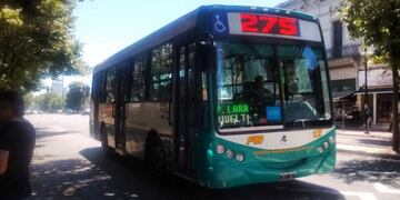 Se fueron a una fiesta, no tenían SUBE para volver y decidieron viajar colgados del colectivo.