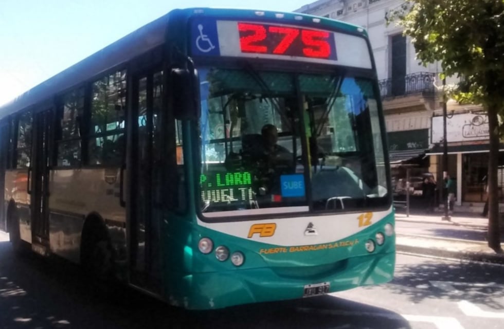 Video: salieron de una fiesta, no tenían SUBE para volver y decidieron viajar colgados del colectivo