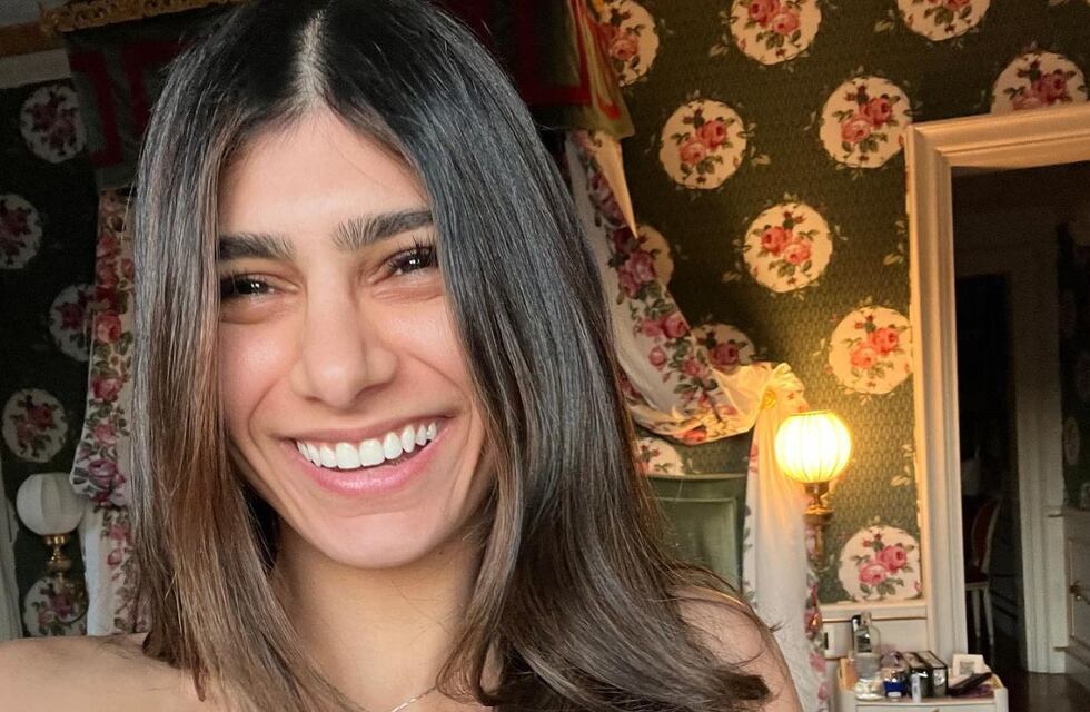Mia Khalifa mostró su cambio de look en bikini negra y frente al mar