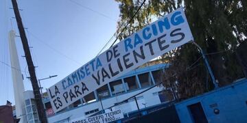 La interna entre los barras de Racing calentó la previa del partido ante Belgrano (Twitter Juan Pablo Marrón).