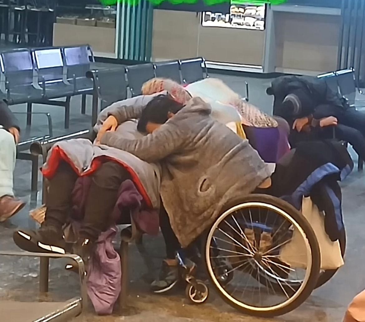 La familia tuvo que dormir en la Terminal de Ómnibus de Córdoba. (Foto: Gentileza)
