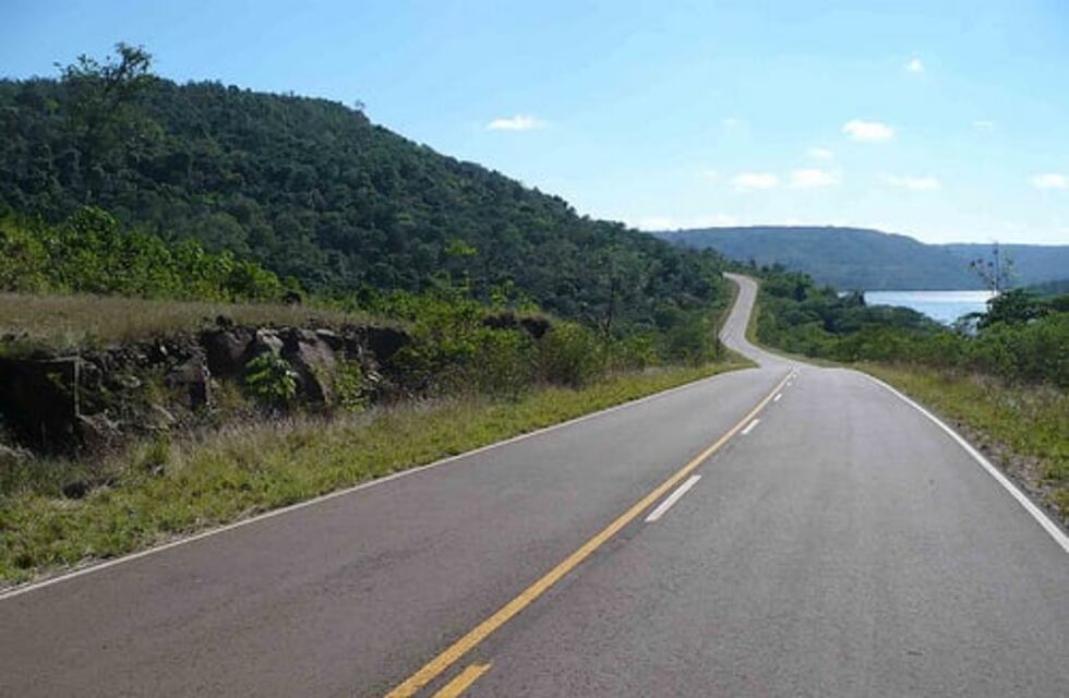 Concepción de la Sierra: móvil policial despistó y volcó sobre la Ruta Costera