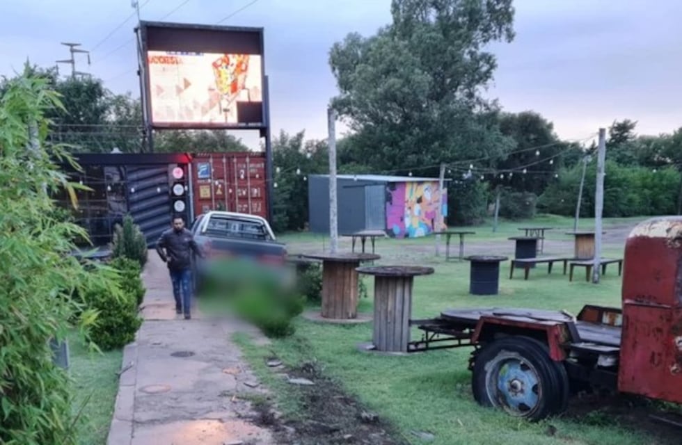 Fuerte choque terminó con una camioneta dentro de un bar conteiner