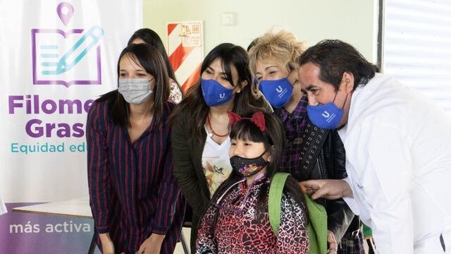 Las familias que se acercaron a recibir las mochilas y kits para formar parte de este programa.