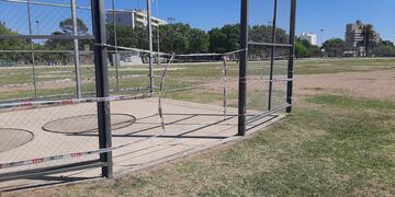 Polideportivo Municipal. El lugar donde se erige un enrejado para lanzamiento de jabalina que es el que le habría provocado las graves heridas al niño.