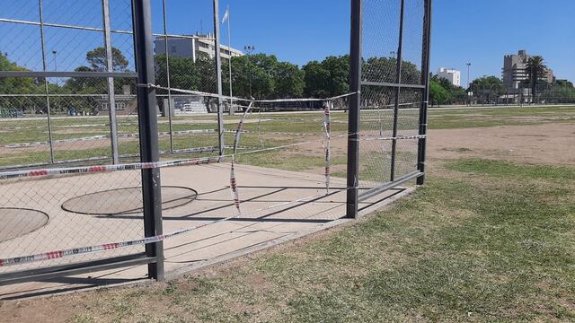 Polideportivo Municipal. El lugar donde se erige un enrejado para lanzamiento de jabalina que es el que le habría provocado las graves heridas al niño.