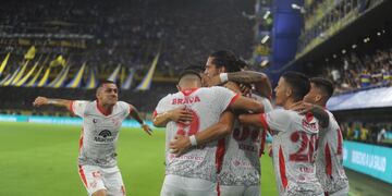 Con su festejo, los albirrojos enmudecieron La Bombonera. Instituto logró un triunfo histórico frente a Boca y a domicilio. (Federico López Claro / La Voz)