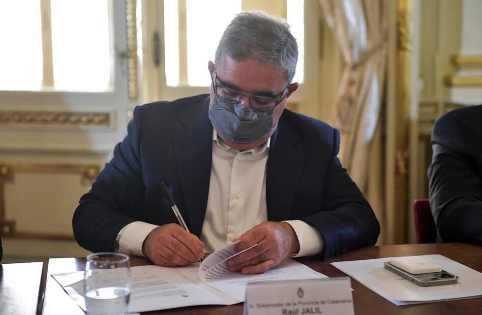 Jalil aprobó la titularización de casi cuatro mil docentes secundarios