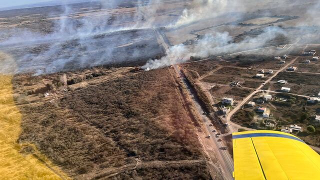 En la zona sur de Villa Tulumba trabajan dos dotaciones de bomberos y dos aviones hidrantes. (Gentileza)