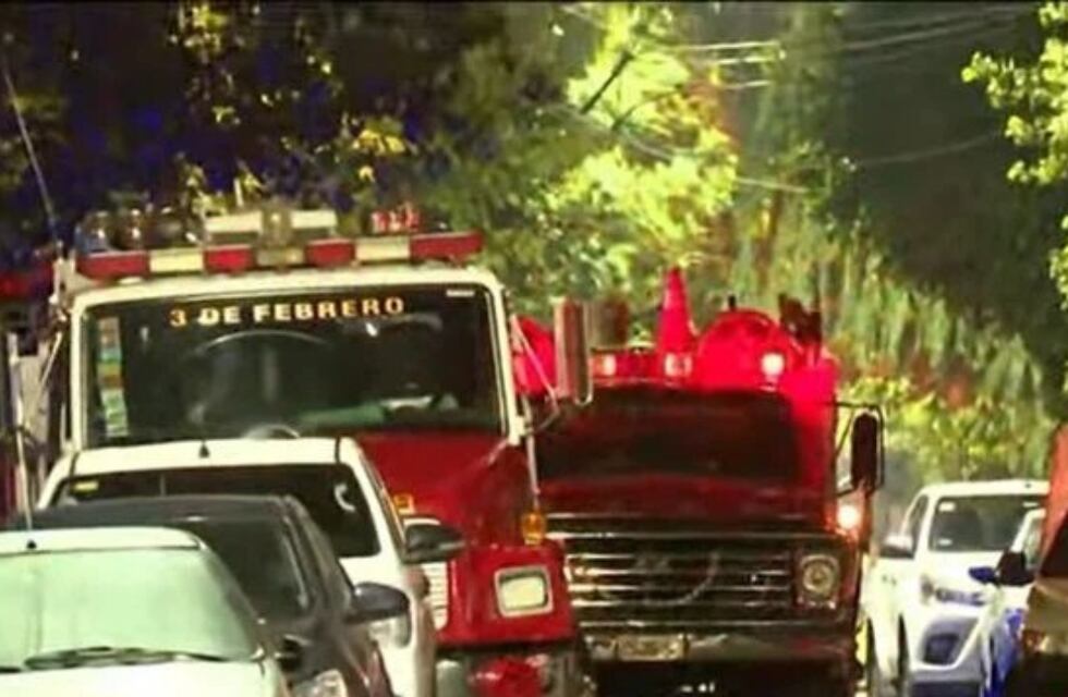 Video: seis heridos y más de 40 familias evacuadas por una explosión en una vivienda de Santos Lugares