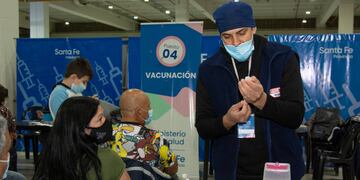 El Ministerio de Salud que 3.220.463 personas recibieron al menos una inyección.