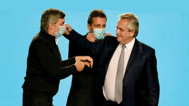 El presidente Fernández saludando a Máximo Kirchner frente a Sergio Massa
