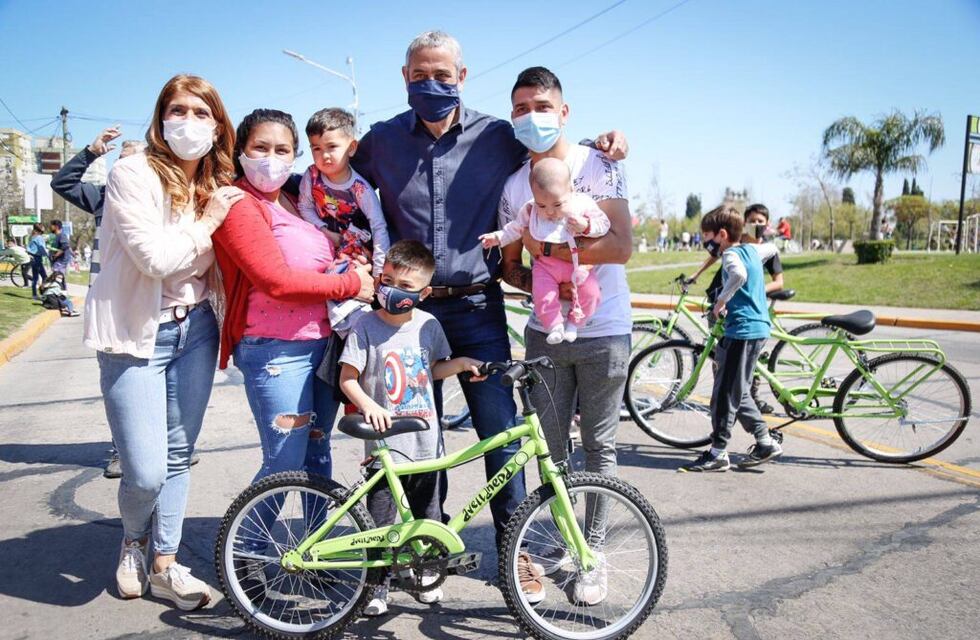 Regalan zapatillas y bicicletas en Avellaneda: la oposición acusa al municipio de hacer “campaña con los chicos”