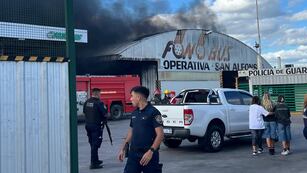 Se incendió un taller de la empresa de colectivos Fono Bus (Gentileza Cadena 3).
