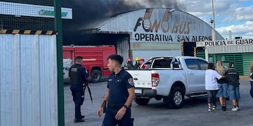 Se incendió un taller de la empresa de colectivos Fono Bus (Gentileza Cadena 3).