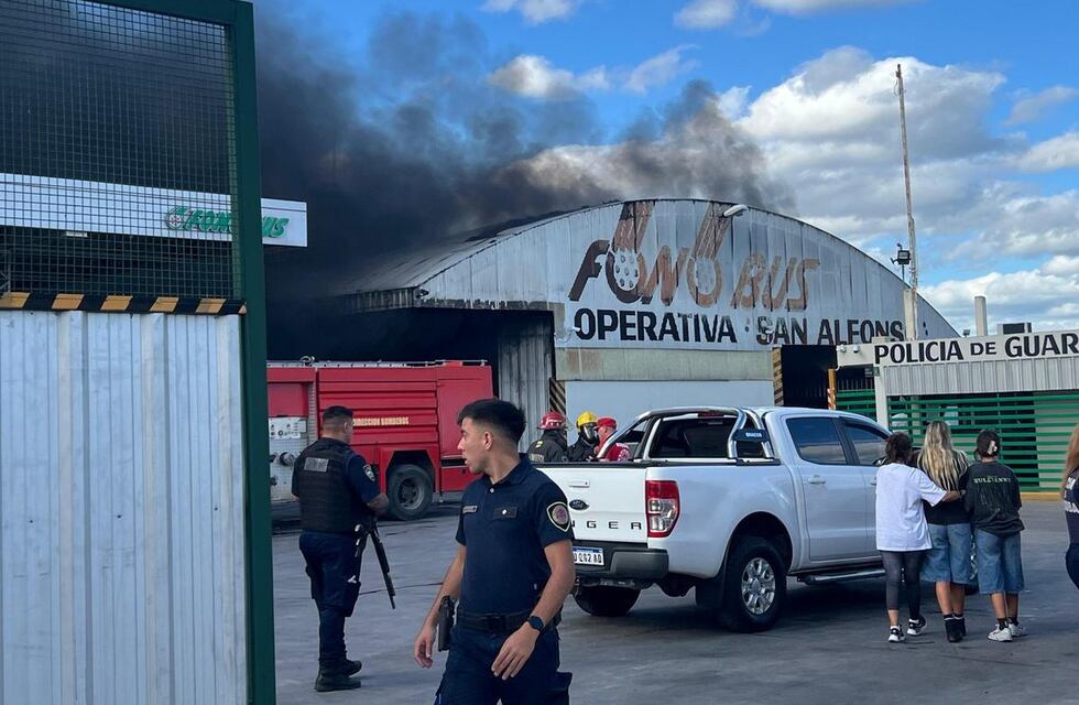 Incendio en Córdoba: se quemaron un galpón y colectivos de la empresa Fono Bus