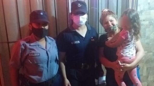 Policías le salvaron la vida a una niña que se atragantó con un caramelo en Posadas