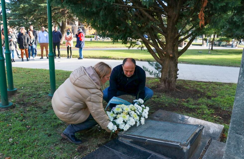 140º aniversario de Tres Arroyos: entrega floral al monumento de Dardo Rocha