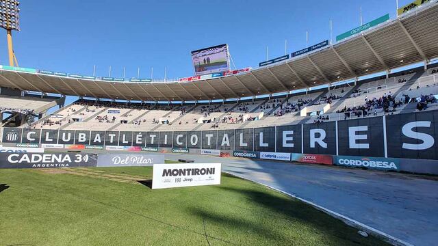 ¿Buen augurio?: un pequeño animal apareció en el estadio Kempes, en la previa de Talleres-River. (Facundo Luque / La Voz)