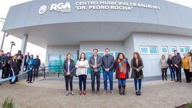 La ministra de Salud, Carla Vizzotti, junto a su par de Obras Públicas, Gabriel Katopodis, acompañaron al intendente Martín Perez