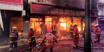 Las impactantes imágenes del incendio en el Mercado de pulgas de Salta.
